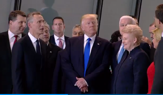 кадр з відео Трамп VS прем’єр-міністр Чорногорії: штовханина на саміті НАТО