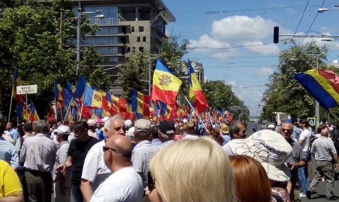 фото Twitter Alex Kokcharov‏ У Молдові громадськість мітингує проти змішаної системи виборів