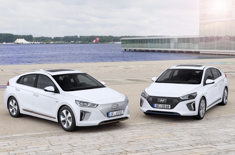 У двох іпостасях: в Україні з’явилися гібриди та електромобілі Hyundai IONIQ