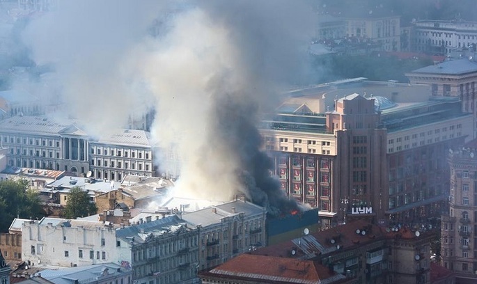 фото Facebook Пожежа на Хрещатику: горить будівля центрального гастроному