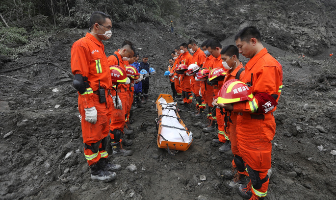 У Китаї через зсув грунту понад 140 людей зникли безвісти