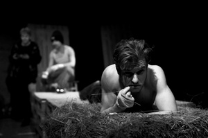 Маніфест толерантності: навіщо дивитися «Тома на фермі» від «Дикого театру»