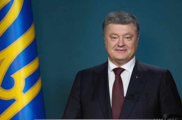 Порошенко підписав закон про КС, що спричинив скандал Порошенко підписав закон про КС, що спричинив скандал