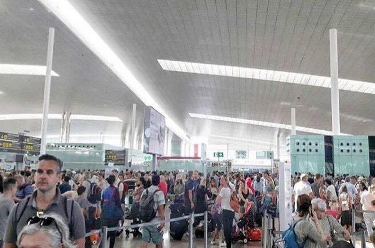 Черги в аеропорту Barcelona El Prat Не летіть у Барселону: в аеропортах довгі черги через страйк співробітників