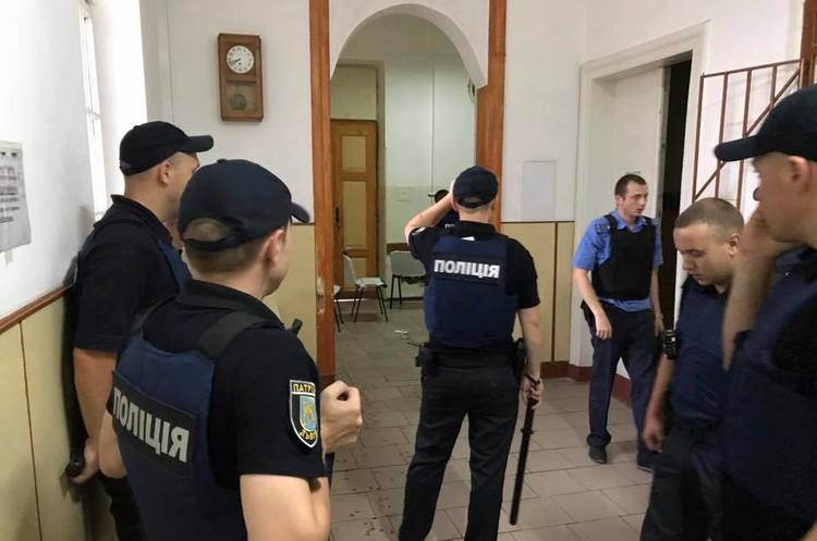 У львівській психлікарні пацієнт захопив заручників У львівській психлікарні пацієнт захопив заручників