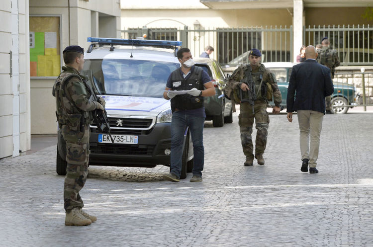В передмісті Парижа автомобіль в'їхав у групу військових, є поранені, поліція говорить про теракт