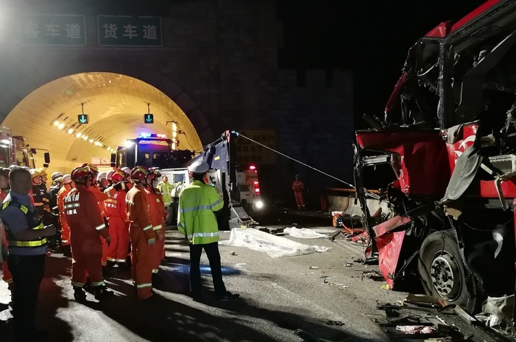 Автобус врізався у стіну в Китаї: 36 загиблих