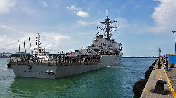 Пошуки 10 матросів есмінця USS John McCain продовжуються