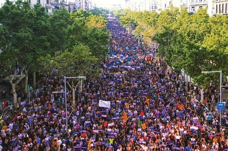 фото Twitter Catalans for Yes‏ @CatalansForYes В Барселоні на марш проти тероризму вийшло півмільйона людей