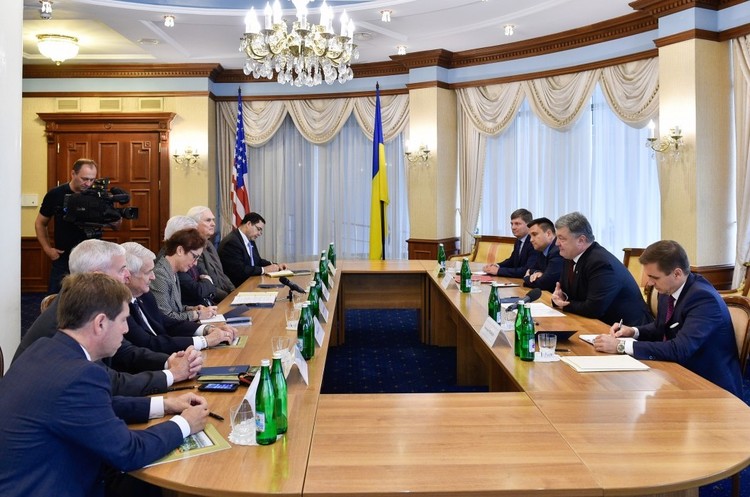 фото Офіційний сайт Президента України Порошенко закликав США виділити більше коштів на оборону в Україні