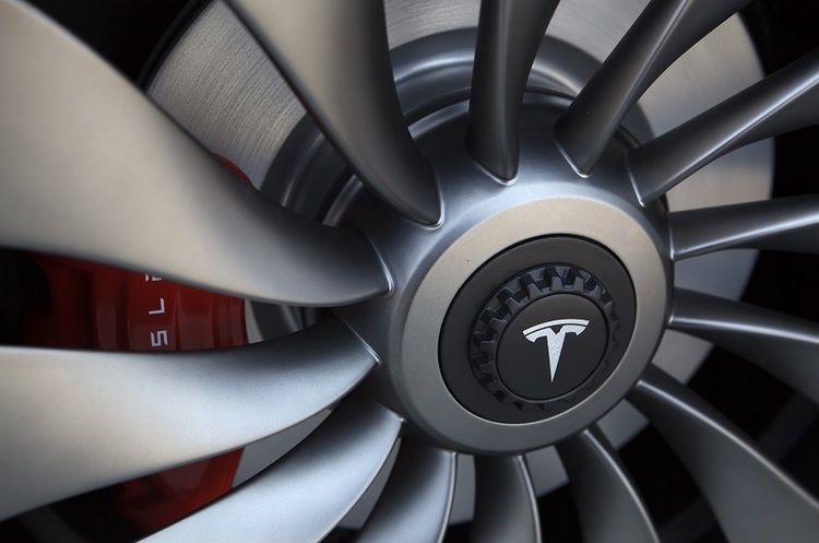 Власники автомобілів Tesla зможуть за два роки зекономити $70 000 – дослідники