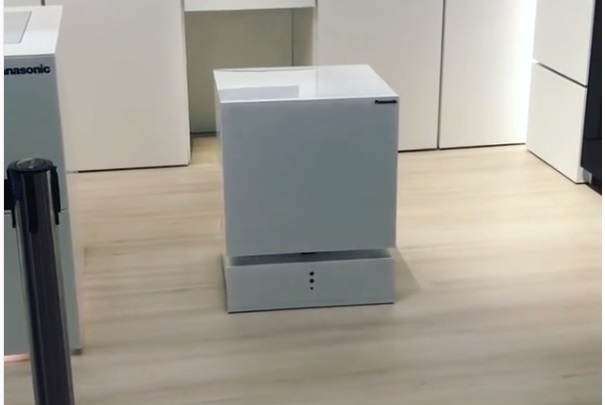Panasonic презентувала холодильник, який сам приїжджає, коли його кличуть (ВІДЕО)