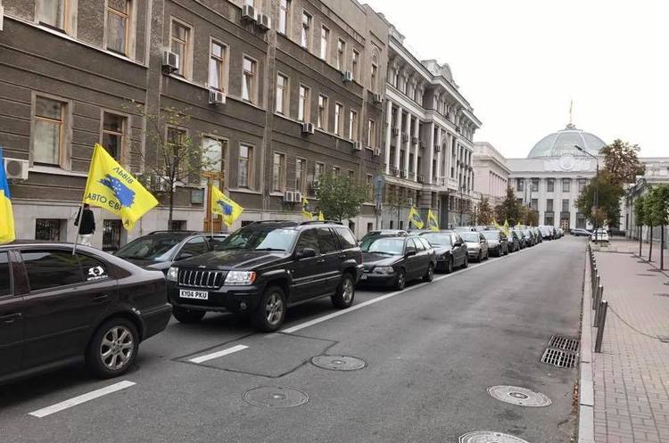 У Києві власники авто на єврономерах розпочали блокування урядового кварталу У Києві власники авто на єврономерах розпочали блокування урядового кварталу