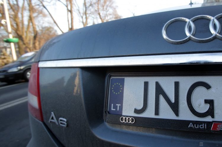 Фото УНІАН Вже ввезені в Україну авто на єврономерах дозволять розмитнити за тисячу євро