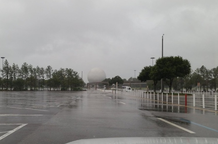 фото Twitter FOX 13 Tampa Bay‏ @FOX13News Через ураган у Флориді закрили парк розваг Disney world