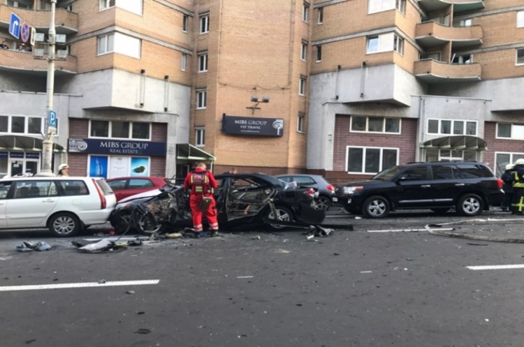Фото: pravda.com.ua У центрі Києва вибухнув автомобіль з людьми (ВІДЕО)