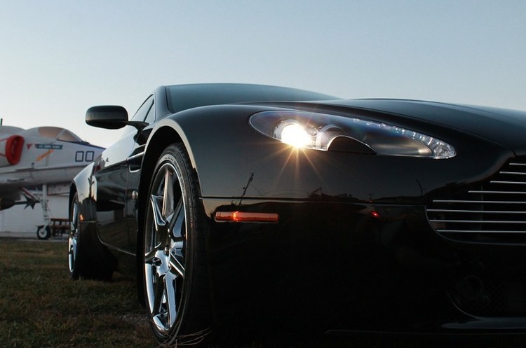 «Джеймсу Бонду запропонують їздити на гібриді»: Aston Martin до 2025 повністю перейде на випуск електрокарів та гібридних авто