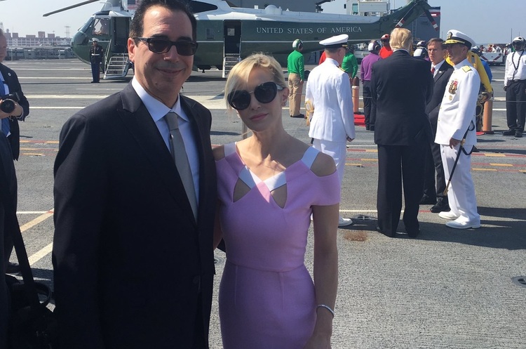 фото Twitter Steven Mnuchin Міністр фінансів США хотів полетіти на медовий місяць в Європу на військовому літаку