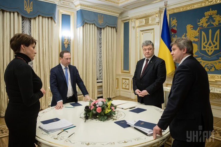 Голова Комітету ВРУ з питань податкової та митної політики Ніна Южаніна, міністр фінансів Олександр Данилюк, глава АПУ Ігор Райнін, президент України Петро Порошенко під час зустрічі в Києві, 30 грудня 2016 р. Капітальний демарш: як Україна намагалася впровадити податкову реформу