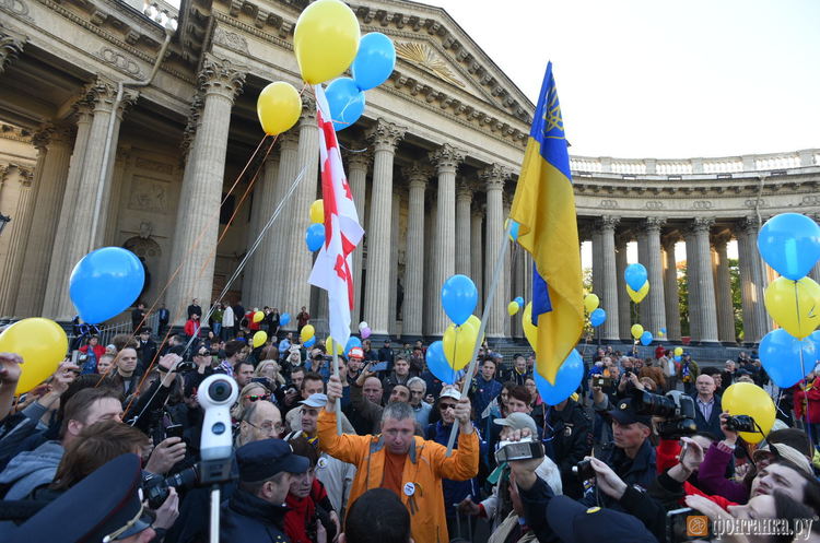 фото УНІАН У Санкт-Петербурзі кілька сотень людей мітингують проти війни з Україною