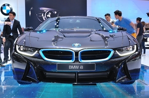У електромобілів BMW зарядні станції будуть бездротовими (ВІДЕО)