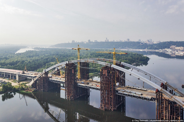 Проїзд по Подільсько-Воскресенському мосту в Києві зроблять платним Проїзд по Подільсько-Воскресенському мосту в Києві зроблять платним