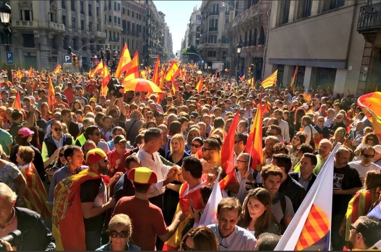 фото Twitter Xavier García Albiol‏@Albiol_XG Десятки тисяч людей у Барселоні протестують проти відокремлення Каталонії