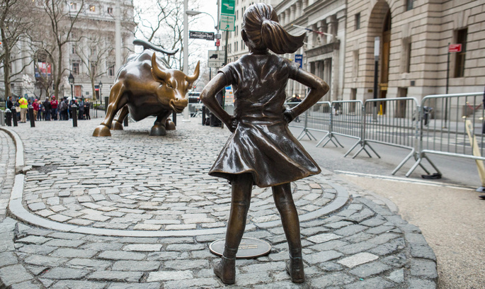 Фото Anthony Quintano/flickr Фірма-власник феміністичної статуї Fearless Girl платила жінкам-співробітницям менше за чоловіків