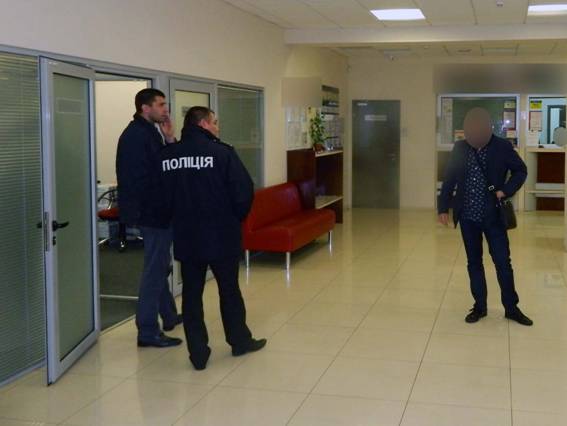 Поліція Києва розшукує злодіїв, які вкрали $350 000 із депозитних скриньок. ВІДЕО Поліція Києва розшукує злодіїв, які вкрали $350 000 із депозитних скриньок. ВІДЕО