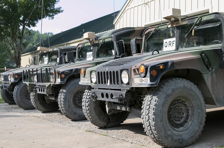 Американці нададуть українським збройним силам 40 позашляховиків «Хаммерів»