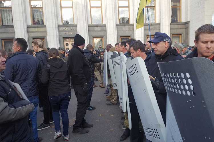 Аваков: сили МВС більше не охоронятимуть периметр під Радою Аваков: сили МВС більше не охоронятимуть периметр під Радою