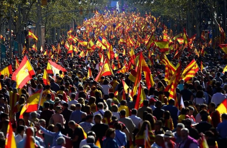 фото Twitter ESPAÑA EN ALERTA‏ У Барселоні проходить багатолюдний мітинг за збереження цілісності Іспанії
