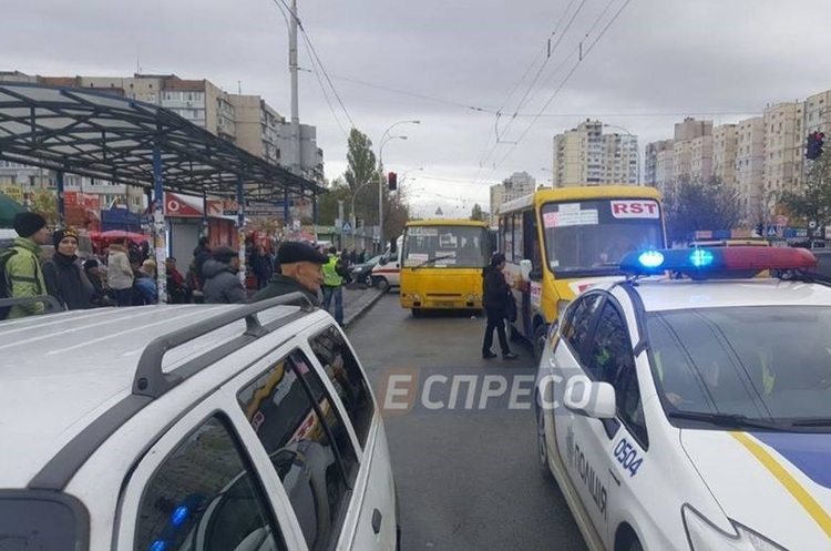 фото Еспресо У Києві маршрутка наїхала на людей на зупинці: загинули чоловік та жінка