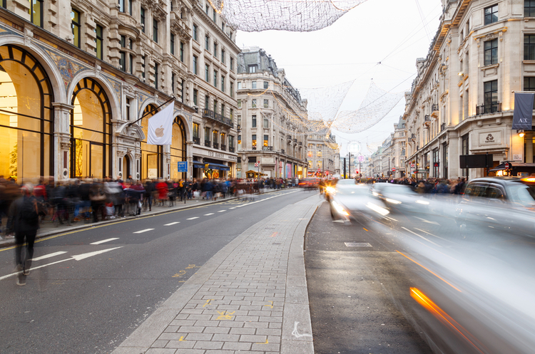 магазин Apple на Regent Street Банда з 10 осіб на скутерах пограбувала найбільший магазин Apple в Лондоні