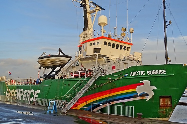 Greenpeace хоче через суд заборонити Норвегії видобувати нафту в Арктиці Greenpeace хоче через суд заборонити Норвегії видобувати нафту в Арктиці