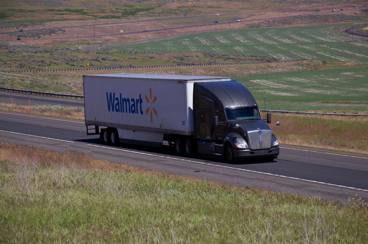 фото Shutterstock Walmart зацікавився новою електровантажівкою Tesla Semi для використання в поставках