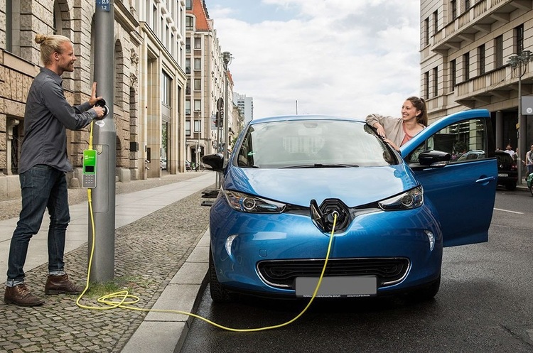 фото electrek.co В Лондоні електромобілі зможуть заряджатися просто від ліхтарних стовпів