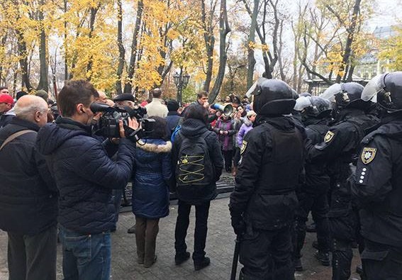 фото Facebook Національної поліції В Одесі протест громадськості проти забудови Міського саду переріс в сутички з поліцією
