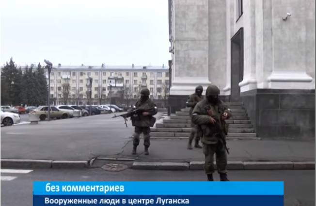 скрін з відео Центр Луганська зайняли озброєні люди без розпізнавальних знаків