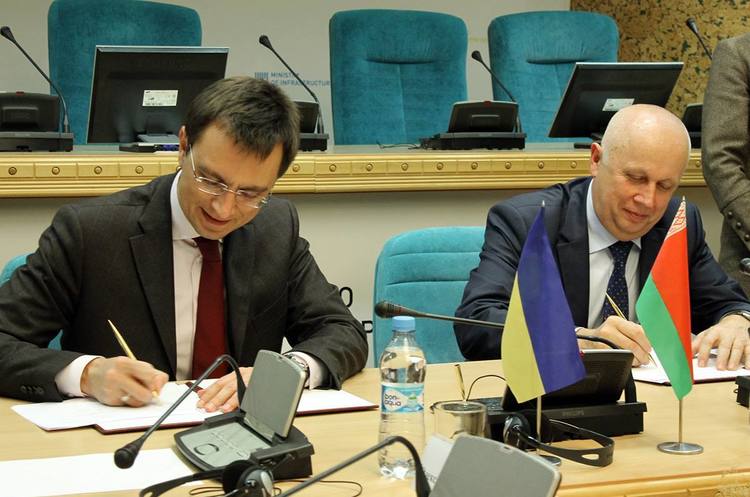 Міністр інфраструктури України Володимир Омелян та Міністр транспорту Республіки Білорусь Анатолій Сивак. Фото mtu.gov.ua Україна і Білорусь узгодили розвиток судноплавства на Дніпрі