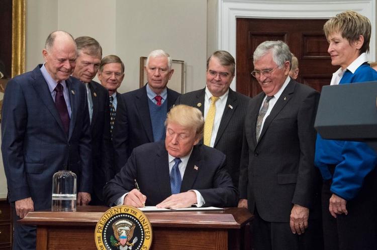 Космічні амбіції: Трамп зазіхнув на Місяць та Марс Космічні амбіції: Трамп зазіхнув на Місяць та Марс
