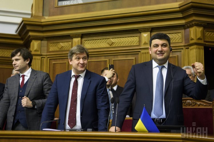 Премьер-министр Украины Владимир Гройсман, министр финансов Александр Данилюк, заместитель министра финансов Сергей Марченко (справа налево) во время рассмотрения законопроекта о госбюджете на 2018 год в ВР, 7 декабря 2017 Год больших сюрпризов: кого и чем рассердил госбюджет-2018