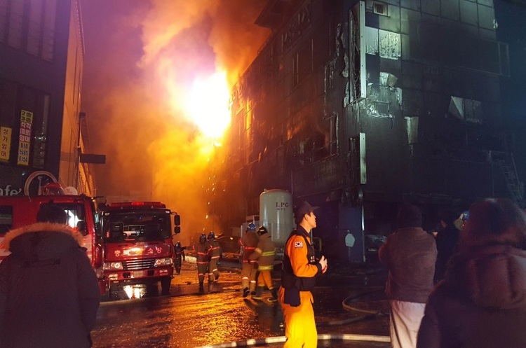фото Twitter China Xinhua News‏ @XHNews Масштабна пожежа у фітнес-центрі в Південній Кореї – десятки загиблих