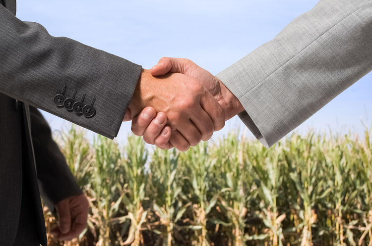 Парубій підписав продовження мораторію на продаж землі Парубій підписав продовження мораторію на продаж землі