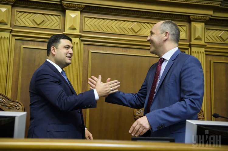 Прем'єр-міністр України Володимир Гройсман та голова ВРУ Андрій Парубій під час засідання Верховної Ради Подарунки з-під ялинки: які зміни до законодавства набувають чинності у 2018 році