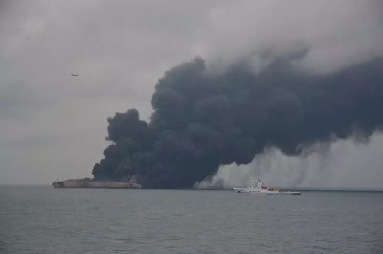 Палаючий у Східнокитайському морі танкер може горіти протягом місяця – експерт Палаючий у Східнокитайському морі танкер може горіти протягом місяця – експерт