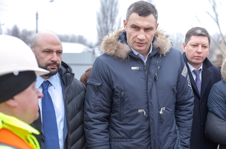 Мер Віталій Кличко інспектує хід будівництва нової ділянки міської Кільцевої дороги Окружна чи Кільцева: про будівництво якої дороги рапортував мер Кличко?