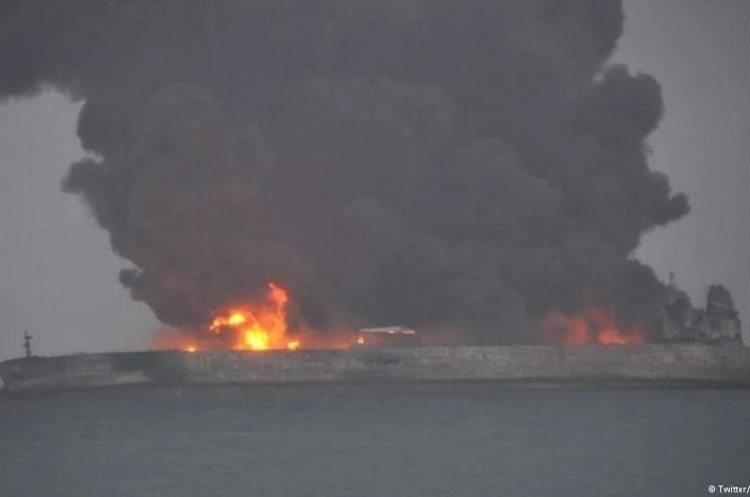Іранський танкер затонув, на поверхні води залишилася 10-мильна нафтова пляма (ВІДЕО) Іранський танкер затонув, на поверхні води залишилася 10-мильна нафтова пляма (ВІДЕО)