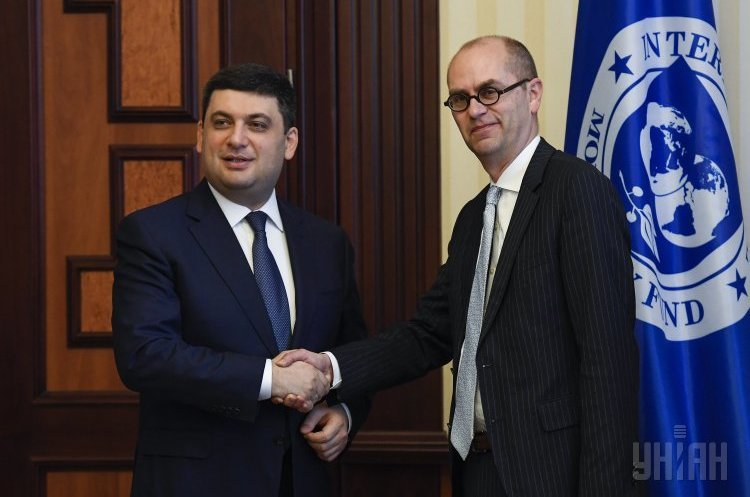 Прем’єр-міністр України Володимир Гройсман (ліворуч) та глава Місії МВФ по Україні Рон ван Роден під час зустрічі в Києві, 11 квітня 2017 року Влада або гроші: чим обернеться ультиматум МВФ для України