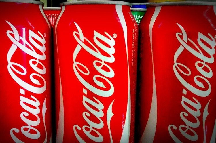 Coca-Cola обіцяє переробляти усі свої пляшки та бляшанки до 2030 року Coca-Cola обіцяє переробляти усі свої пляшки та бляшанки до 2030 року